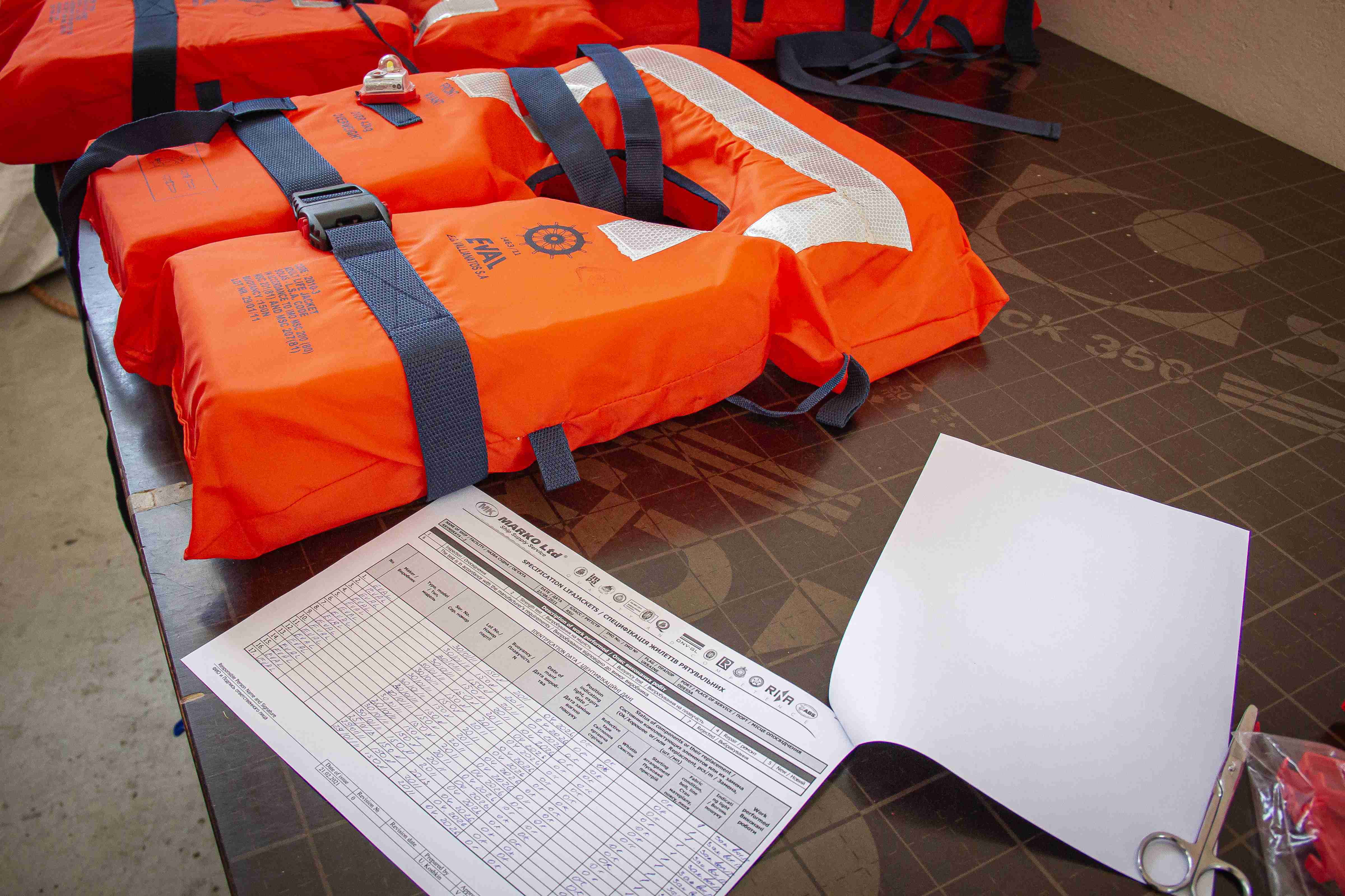 Освидетельствование и техническое обслуживание жилетов спасательных фото :: Марко Лтд